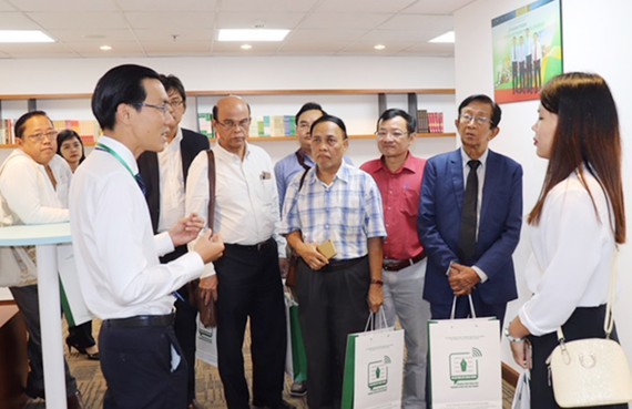 A representative of the Municipal Department of Information and Communications welcomes the Myanmar press delegation at  Ho Chi Minh City Press Center
