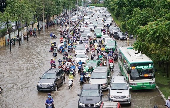 The flooding often occurs in Nguyen Huu Canh street