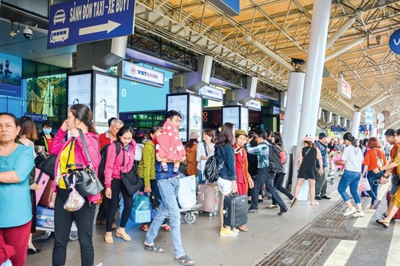 Passengers through Tan Son Nhat, Noi Bai set record high on Tet holidays