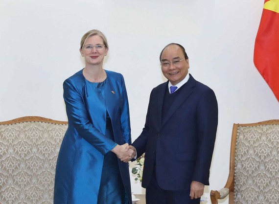Prime Minister Nguyen Xuan Phuc (R) and Swedish Ambassador to Vietnam Ann Mawe (photo:VNA)