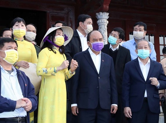 Prime Minister Nguyen Xuan Phuc (front, second from right) checks the fight against coronavirus in Thua Thien-Hue province on February 7 (Photo: VNA)