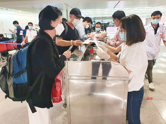 All passengers are required to carry out mandatory medical declarations at Tan Son Nhat International Airport. (Photo: Thanh Son)