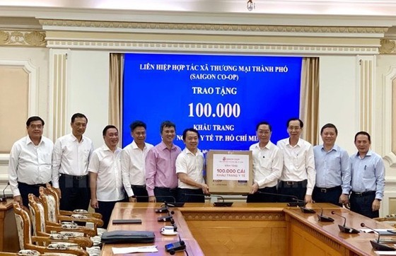Standing Vice Chairman of the Municipal People’s Committee Le Thanh Liem joined in the ceremony of offering medical facemasks for health sector. (Photo:hcmcpv.org.vn)