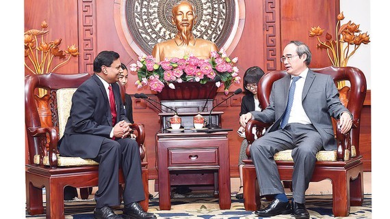 Secretary of the Ho Chi Minh City Party Committee Nguyen Thien Nhan and Mr. Sampath Prasanna Walpita Gamage, Ambassador Extraordinary and Plenipotentiary of Sri Lanka to Vietnam (Photo: Viet Dung)