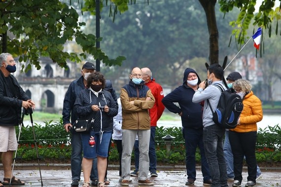 Tourists wear face masks while traveling around Hanoi. (Photo:VNA)