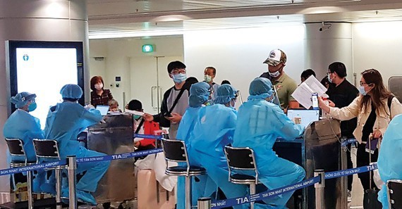 Air passengers complete health declaration form. (Photo:Thanh Son)