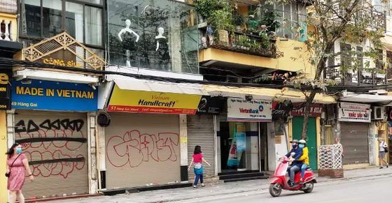 Stores in Hanoi suspend operation due to Covid-19 