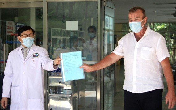  Director of Quang Nam Central General Hospital Dinh Dạo presented the recovery certificate to Vietnam’s 54th COVID-19 patient on Sunday. (Photo: VNA)