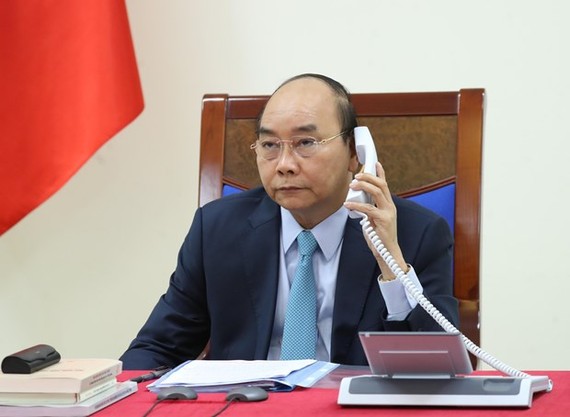 Prime Minister Nguyen Xuan Phuc has phone talks with his Swedish counterpart Stefan Löfven on April 15 (Photo: VNA)