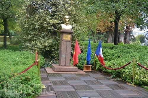 The bust of President Ho Chi Minh in Montreuil city (Photo: VNA)