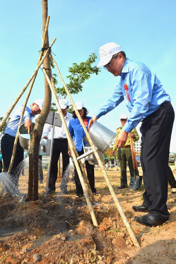 Secretary of HCMC Party Committee Nguyen Thien Nhan plants trees at the launching ceremony (Photo:Viet Dung)