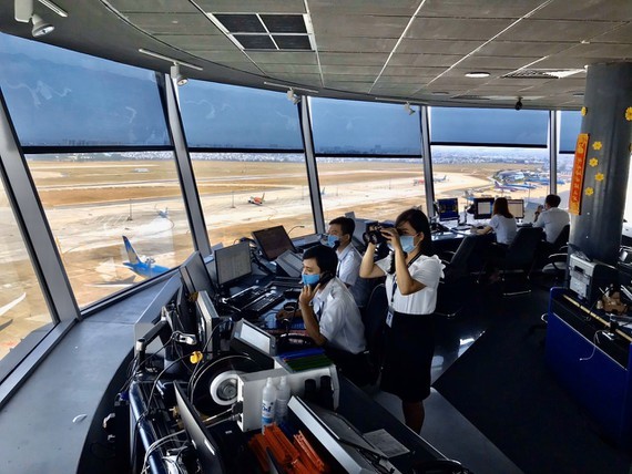 Ground-based air traffic controllers conduct the centralized isolation at the office to ensure operation safety of flights