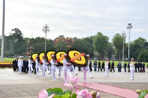 State leaders lay wreathes at Mausoleum of President Ho Chi Minh (photo:Viet Chung)