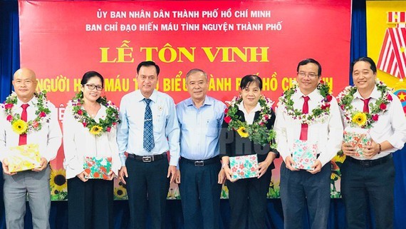 Outstanding blood donors are praised for their contributions in voluntary blood donation(photo: Thanhuytphcm.vn)