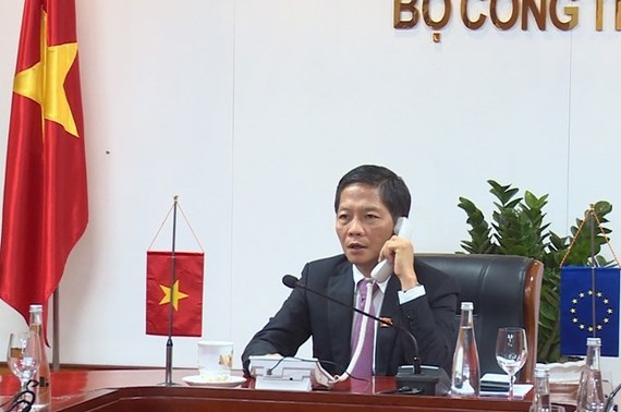 Minister of Industry and Trade Tran Tuan Anh talks over the phone with EU Trade Commissioner Phil Hogan on June 8 (Photo: VNA)