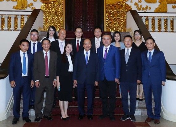 Prime Minister Nguyen Xuan Phuc (front, center) and leaders of some Chinese businesses at their meeting on June 12 (Photo: VNA)