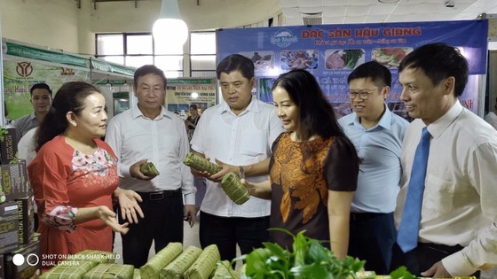 Deputy Minister of Agriculture and Rural Development Tran Thanh Nam attends in the opening ceremony of the Safe Agriculture Week Fair 2020