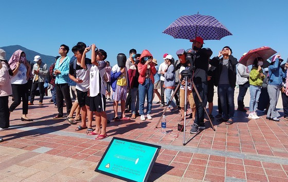 Eclipse phenomenon attracts hundreds of observers in Da Nang