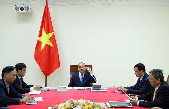 PM Nguyen Xuan Phuc holds phone talk with his Malaysian counterpart Muhyiddin Yassin (Photo: VGP)