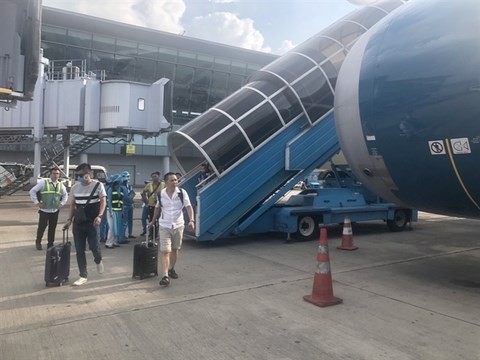 Domesitc passengers leave a Vietnam Airlines aircraft at Noi Bai International Airport in Hanoi. Vietnam Airlines has completely restored domestic flights and been expanding its domestic network (Source: VNA)