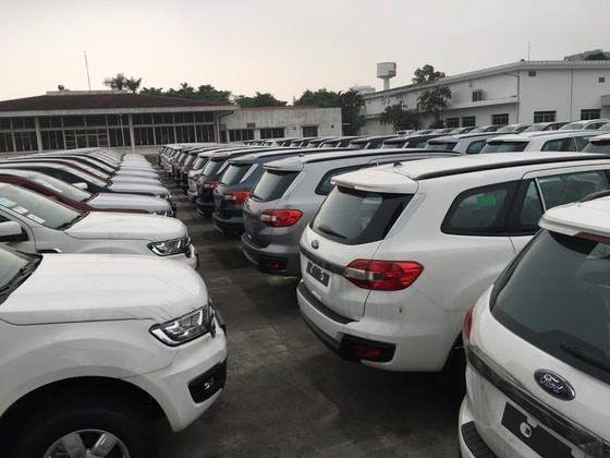 According to the General Department of Vietnam Customs, the number of imported cars in June reaches 44.5 percent compared to the last month. (Photo: Van Phuc)