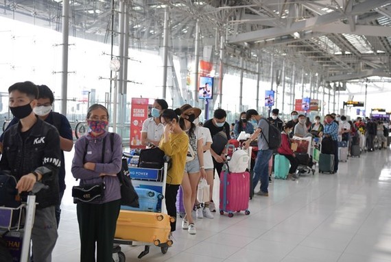 Citizens wait for boarding (Photo: VNA)