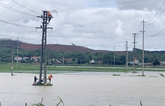 Downpour, flood cause electricity outage in Central, Central Highlands regions 