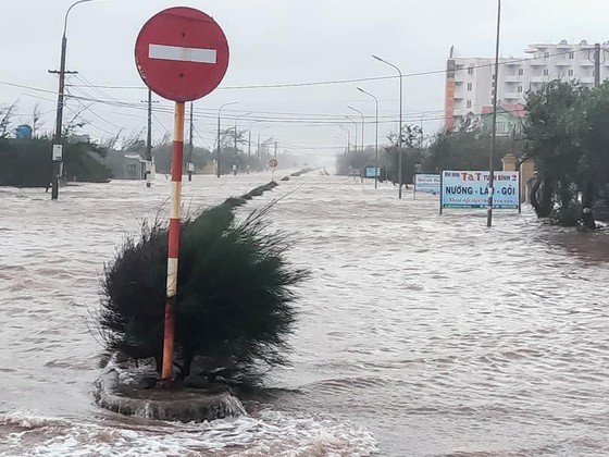 Typhoon Nangka brings sea water to Thinh Long Town in Nam Dinh Province