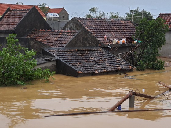 Waist-deep flood inundates houses in Quang Binh Province 