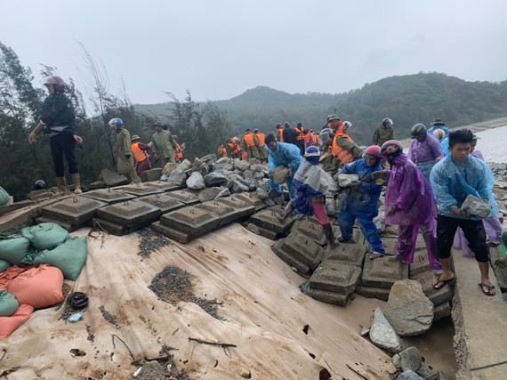 Ha Tinh Province’s 40-meter sea dyke section breached