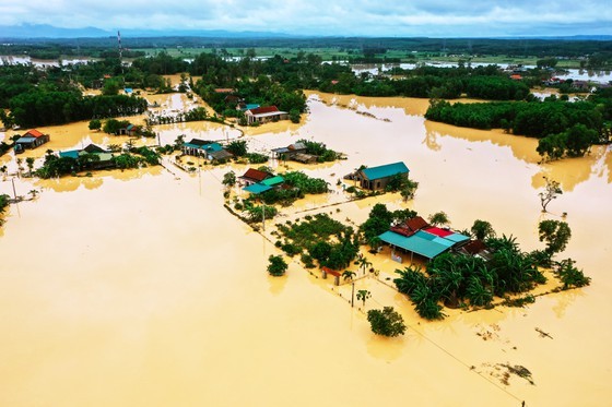 Helicopter drops 1.5 tons of relief cargo to flood-isolated areas in Quang Tri