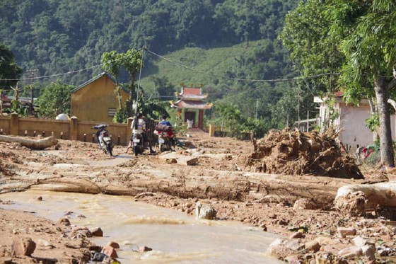 A serious landslide occurred in a section of Ho Chi Minh Road through Huong Viet Commune on October 17