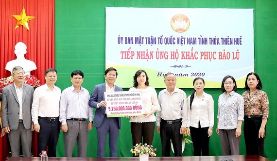 Deputy Chairwoman of the Municipal People’s Council Phan Thi Thang hands over more than VND5.7 billion (US$ 245,643) to people affected by recent floods and storms in Thua Thien- Hue Province