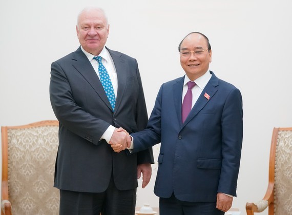 Prime Minister Nguyen Xuan Phuc (R) meets with Russia Ambassador to Vietnam Konstantin Vnukov in Hanoi on November 11. (Photo: VGP/Quang Hieu)
