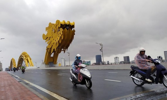 Vehicles move on Rong (Dragon) Brdige in Da Nang on November 14. The central city has recorded heavy rains and strong winds since the noon of November 14 as Storm Vamco is nearing (Photo: VNA)