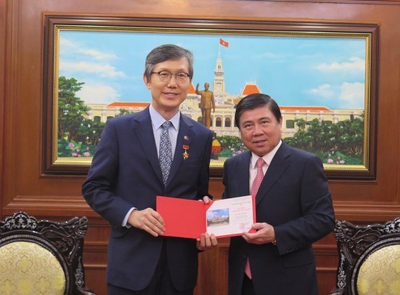 Chairman of the Ho Chi Minh City People’s Committee Nguyen Thanh Phong (R) presents the city’s insignia to outgoing Republic of Korea (RoK) Consul General Lim Jae Hoon (Photo: VOH)