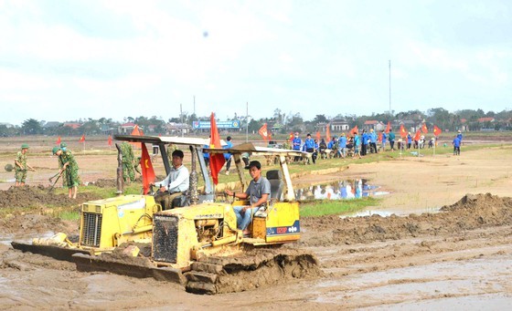Quang Tri Province mobilized forces to clear up the sand and soil to fill the fields after the floods.