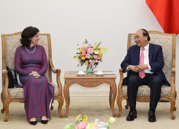 Prime Minister Nguyen Xuan Phuc receives outgoing Cuban Ambassador to Vietnam Lianys Tores River (Photo: VGP/ Quang Hieu)