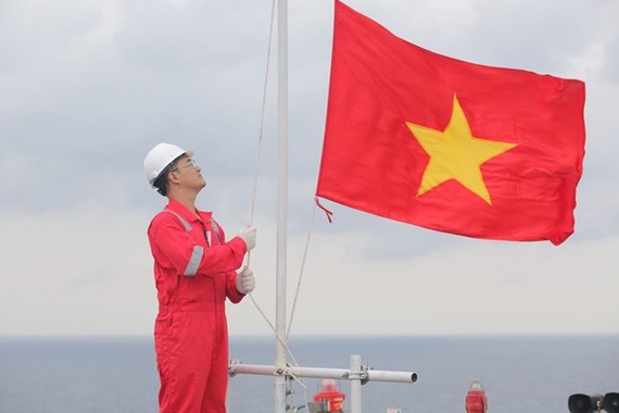 The flag-salute ceremonies have been held at Hai Thach-Moc Tinh platform at 6:30 of every first Monday of a month from July 2018 (Photo: petrovietnam.petrotimes.vn)