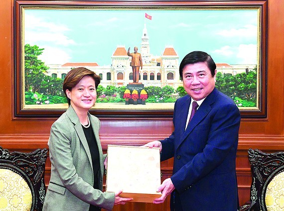 Ambassador Extraordinary and Plenipotentiary of Singapore to Vietnam Catherine Wong and Chairman of the Ho Chi Minh City People’s Committee Nguyen Thanh Phong (Photo: SGGP/ Viet Dung)