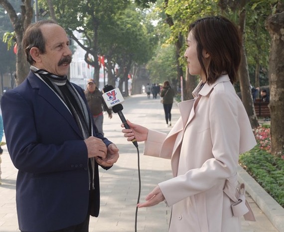 Alberto Salazar, a resident correspondent of Prensa Latina in Vietnam, in an interview with the Vietnam News Agency (Photo: VNA)