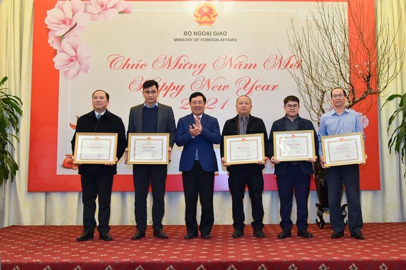 Reporters receive certificates of merit from Deputy Prime Minister cum Minister of Foreign Affairs Mr. Pham Binh Minh for their great contributions into the diplomatic field. 