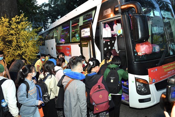 HCMC supports over 3,800 poor students, workers return home to enjoy Tet 