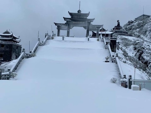 Snow, ice fully cover on top of Fansipan mountain