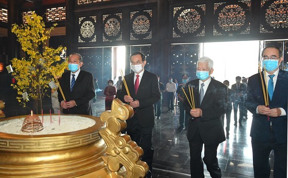 The senior leaders offer incenses at Sai Gon-Cho Lon-Gia Dinh Revolution Memorial Complex