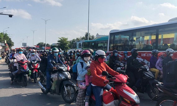 Large number of workers return to Ho Chi Minh City after Tet holiday 
