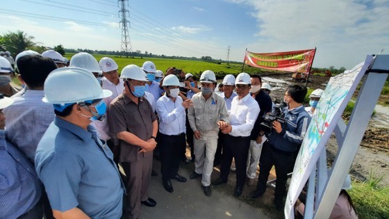 Minister of Transport Nguyen Van The pays a visit to the construction site of My Thuan – Can Tho Expressway project.