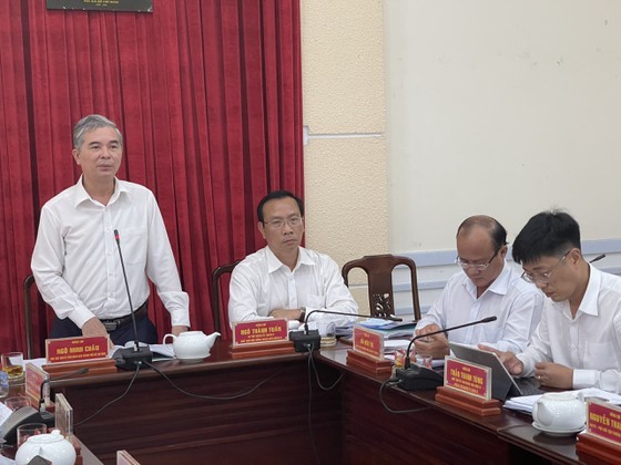 Deputy Chairman of the Ho Chi Minh City People’s Committee Ngo Minh Chau works with leaders of the People’s Committee of District 8.