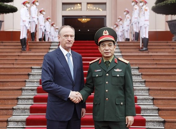 Chief of the General Staff of the Vietnam People's Army, Deputy Minister of National Defence Sen. Lieut. Gen. Phan Van Giang (R) and Secretary of the Security Council of the Russian Federation Gen. Nikolai Patrushev (Photo: VNA)