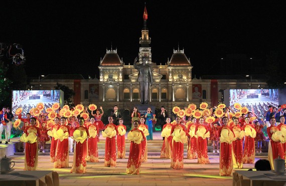Chương trình biểu diễn nghệ thuật chào mừng các ngày lễ lớn diễn ra trên phố đi bộ Nguyễn Huệ, quận 1. Ảnh: DŨNG PHƯƠNG
